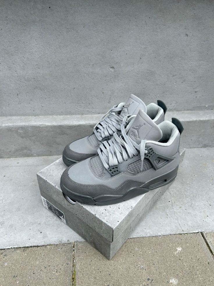<p><strong>Sneaker</strong></p>
